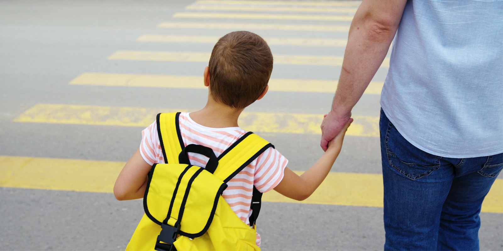 Не просто «зебра» и «зелёный свет»: 3 языка дороги, которым нужно научить ребёнка