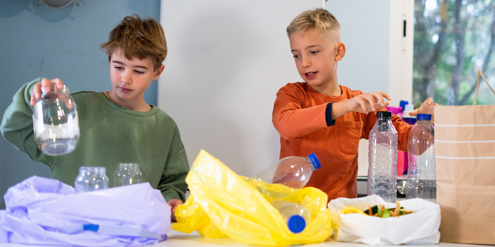 Как научить детей заботиться о природе: начать сортировать мусор