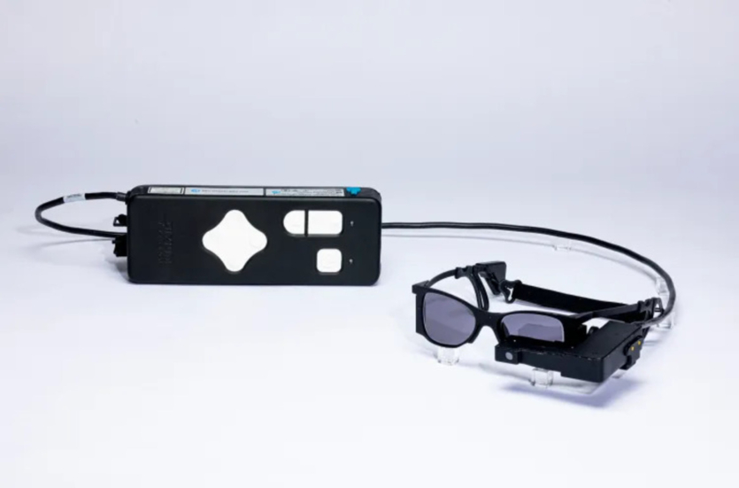 Незрячим відновили зір за допомогою нового імпланту та розумних окулярів