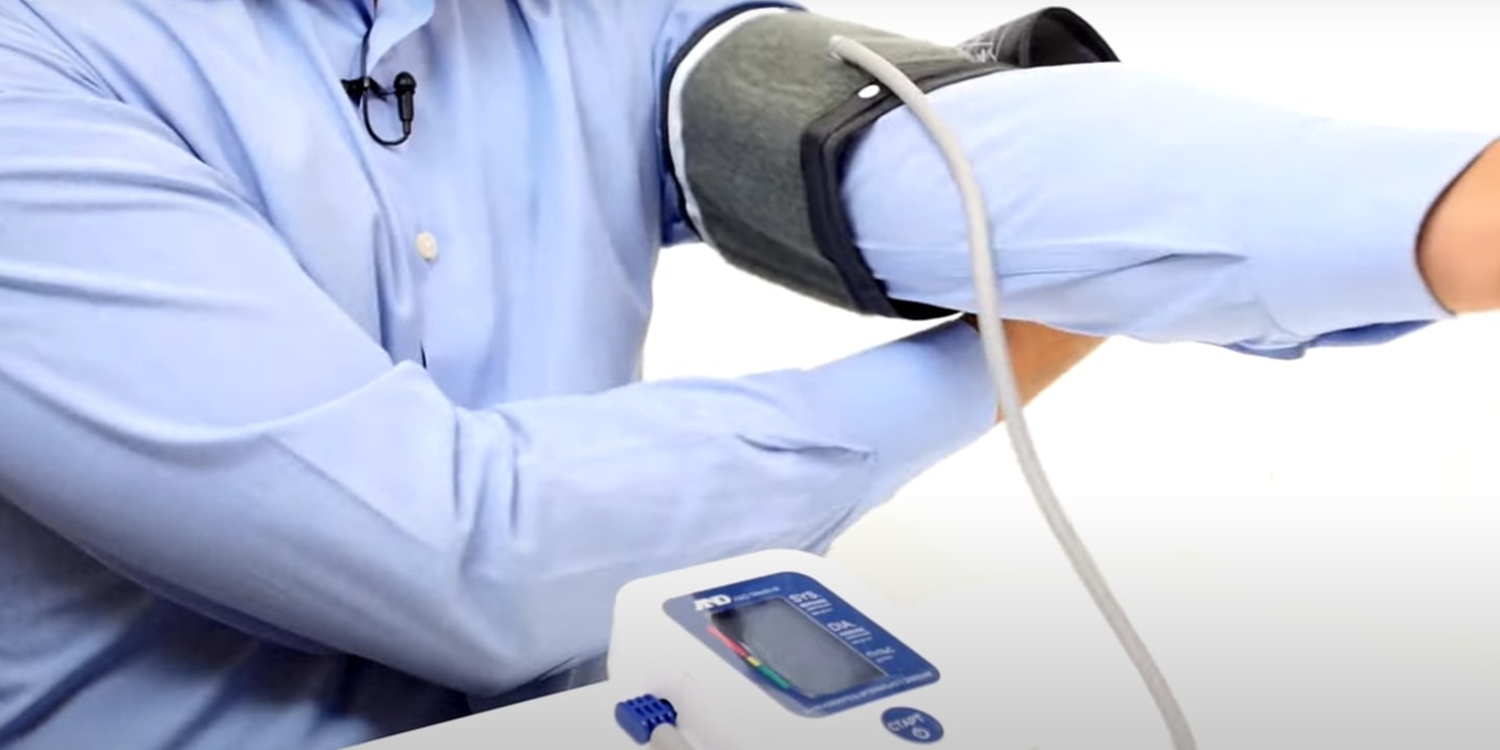 Как пользоваться автоматическим тонометром: наденьте на руку манжету