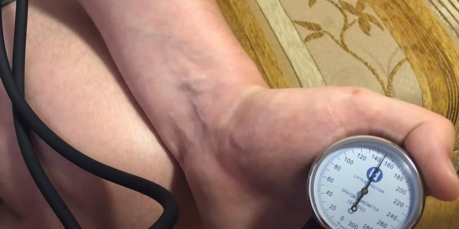 Как пользоваться механическим тонометром: медленно спустите воздух