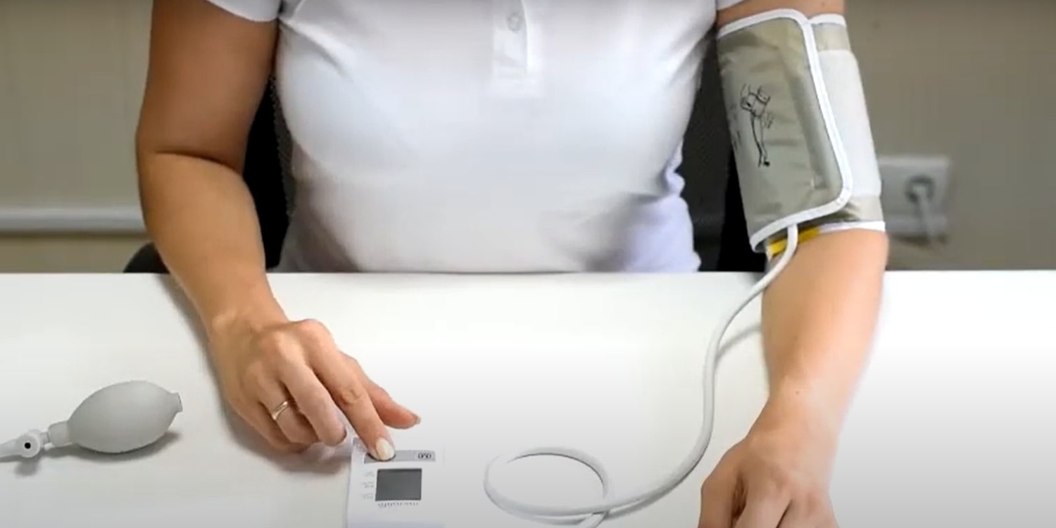 Нажмите кнопку на дисплее