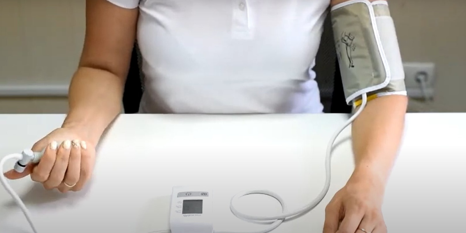 Начните нагнетать воздух в манжету