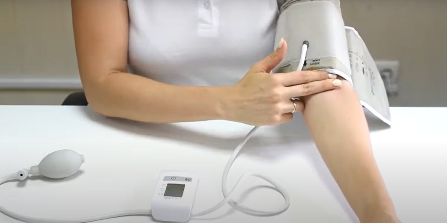 Наденьте на руку манжету